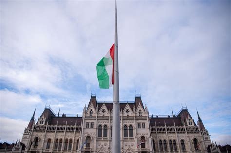Parlament épülete, lobogó magyar zászlóval