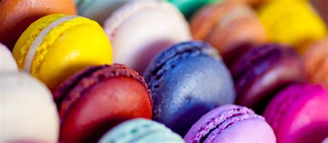 Különböző színű és ízű macaronok válogatása