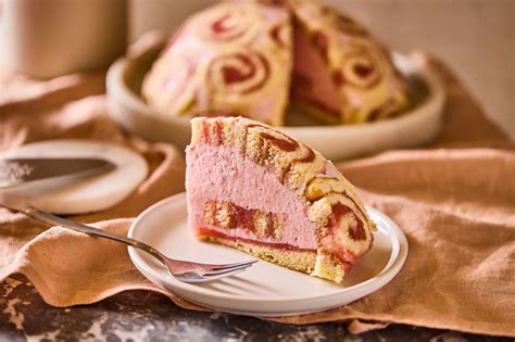 Joghurtos torta eperrel és tejszínhabbal