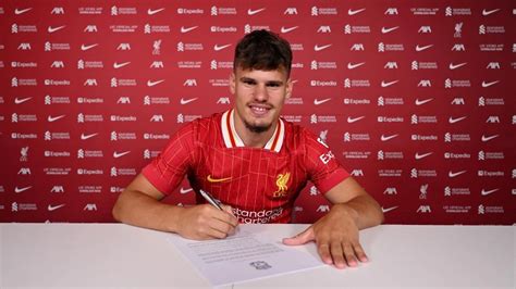 Milos Kerkez aláírása a Liverpool mezébe