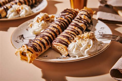 Összeállított Baileys krémes palacsinta tálalásra készen