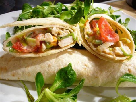 különböző tortilla tekercsek és ételek