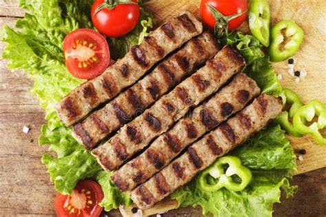 A kebapcse sütése grillrácson