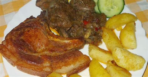 Frissen felszeletelt sertéskaraj tálalva, ropogós bőrrel és pecsenyelével