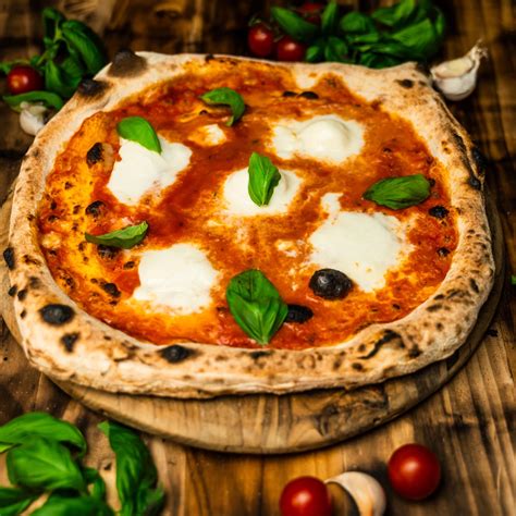 Frissen sült, gőzölgő pizza egy dobozban