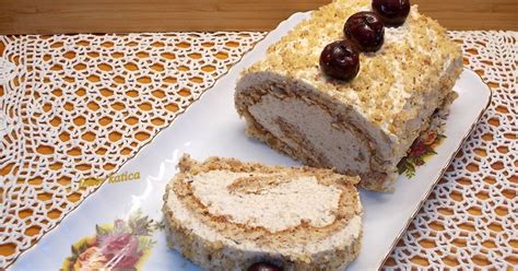 Rolád feltekerése előtti állapot, töltelékkel megkenve