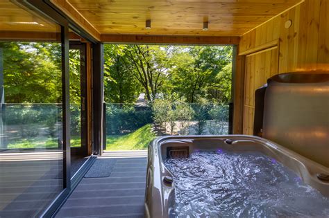 Wellness részleg jakuzzival és szaunával