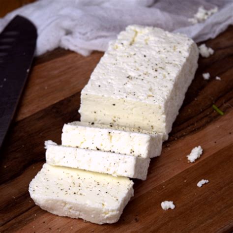 Házi készítésű paneer sajt egy vágódeszkán