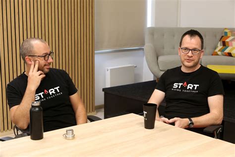 Az STRT logója és Péter Balogh portréja