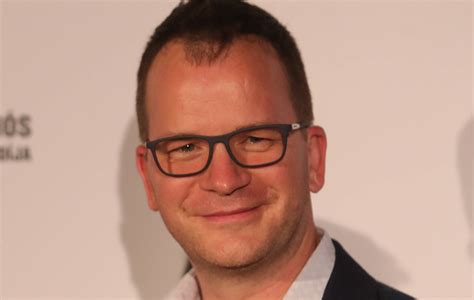 Péter Balogh a Cápák Között stúdiójában