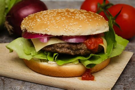 Hamburger elkészítése a Jack's Burgerben