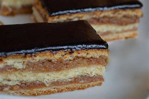 Szeletelt zserbó csokimázzal