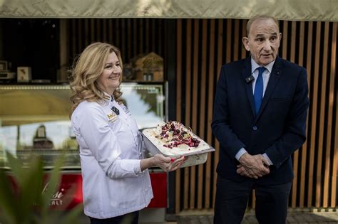 Koncz Andrea fagylaltmester és Gémesi György polgármester kóstolja a fagylaltot