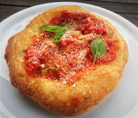 Pizza fritta sütése