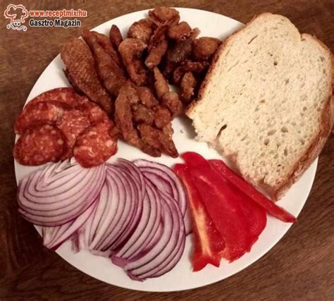 kolbász, paprika és hagyma szeletelve