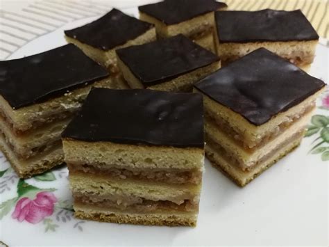 Kakaós-meggyes sütemény szelet