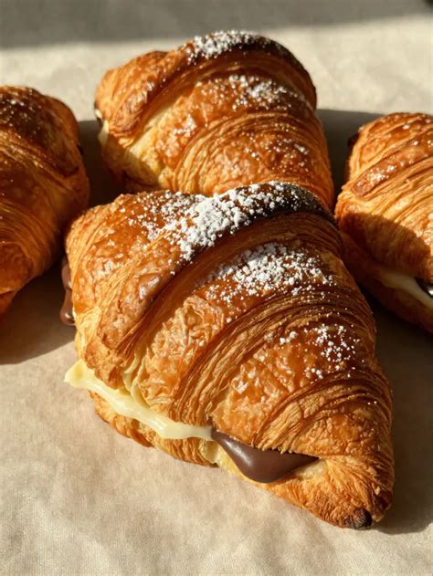 Frissen sült nutellás és fehércsokis linzer tálalva