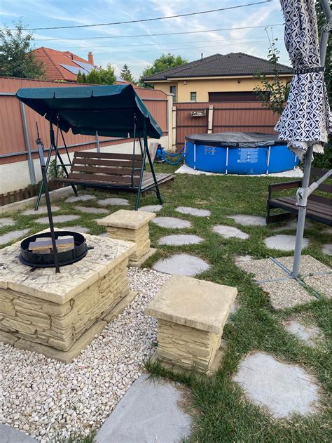 Családi grillparti a kertben