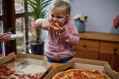 Gyerekek pizzát készítenek