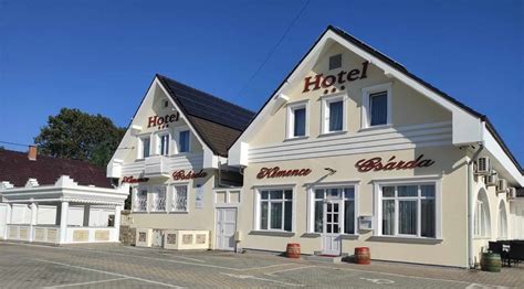 A Vidám Harcsa Kemencés Csárda és Szálloda bejárata