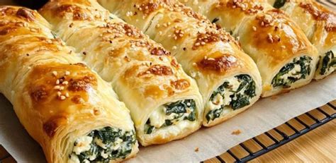 Friss spenót és feta sajt egy tálban
