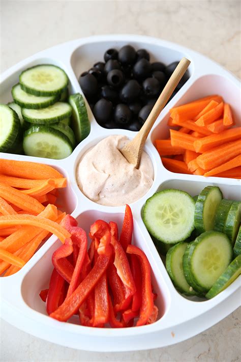 Tálca különféle mártogatósokkal és zöldségekkel