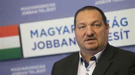 Németh Szilárd főzés közben
