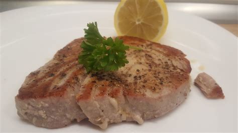 tonhal steak sütése forró grillserpenyőben