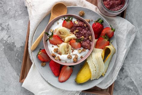 Egy tál görög joghurt gyümölcsökkel