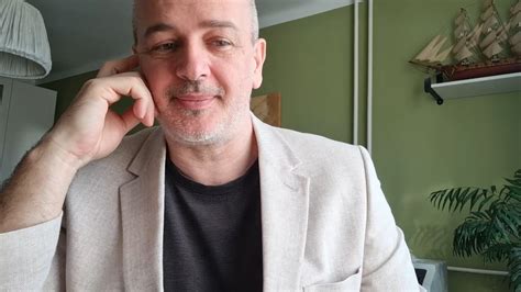 Pár, akik mobiltelefonokat néznek, miközben mosolyognak