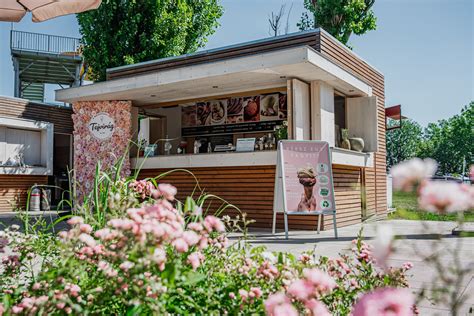 A Tejvirág Fagylaltozó bejárata, Balatonboglár