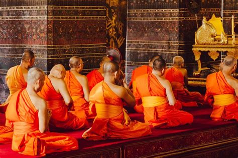 Buddhista szerzetesek alamizsnás tálakkal