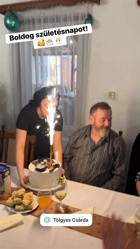 Családtagok esznek lasagnét egy asztal körül