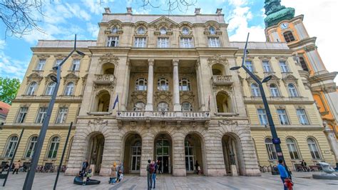 Az ELTE épülete és utazási motívumok