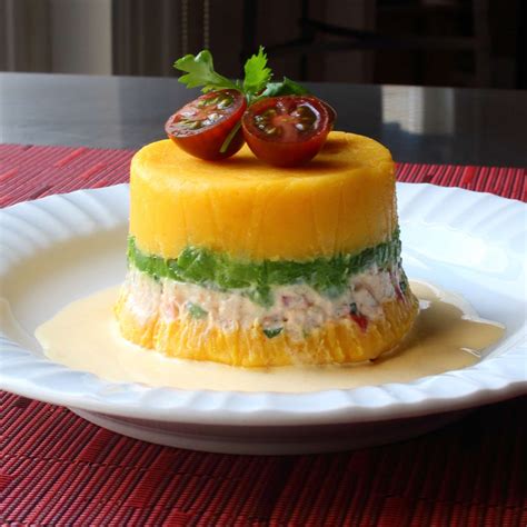 Causa rellena réteges tálalásban