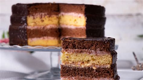 Családi összejövetel asztalán métereskalács-torta