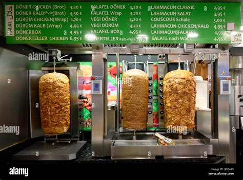 ember egy döner kebab stand előtt Berlinben