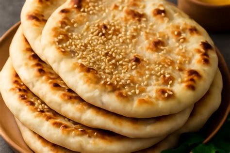 frissen sült naan kenyerek egy kosárban