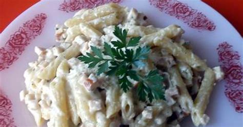 spenótos tejszínes sonkás spagetti tálalása sajttal